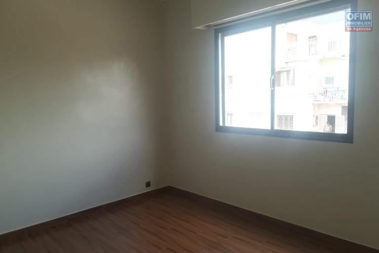 Un local commercial et appartement T4 à Ambohitsoa