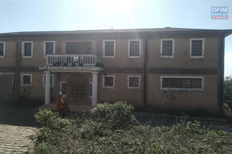 Une propriété de 5000 m2 avec une grande maison à étage F6 à Ambohijanahary Antehiroka- antananarivo