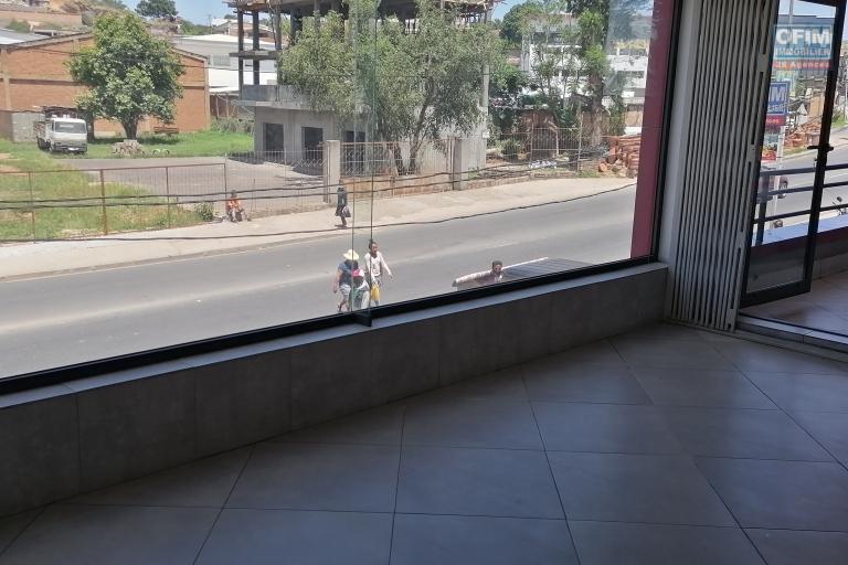 A louer un local de 42,37M2 à l'étage d'un immeuble de standing au bord de route à Ambohibao