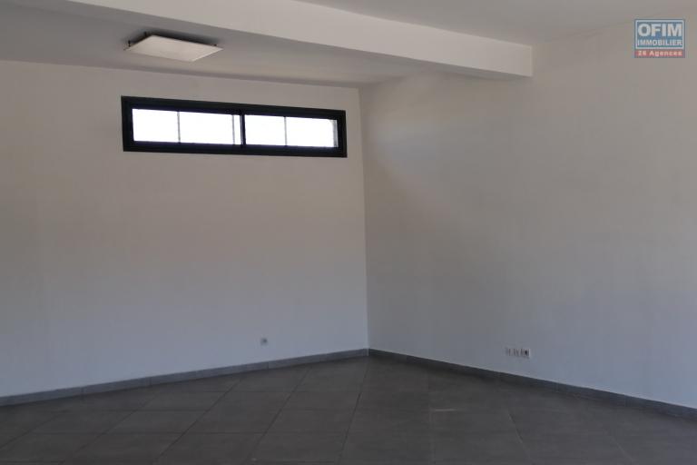 A louer un local de 42 M2 (N°15) à l'étage d'un immeuble de standing au bord de route à Ambohibao