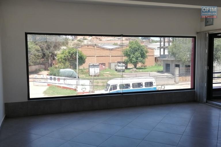 A louer un local de 42 M2 (N°15) à l'étage d'un immeuble de standing au bord de route à Ambohibao