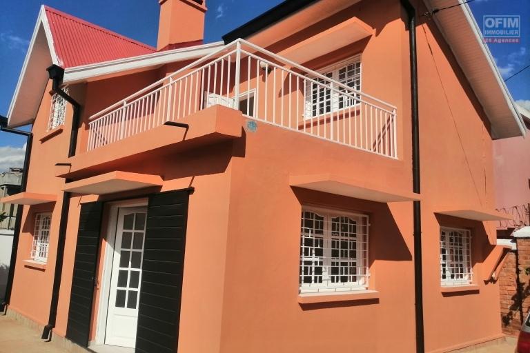 Une villa F4 à étage à  ANTSAHAMEVA ANKATSO , pas loin de l'université d'Antananarivo (NON DISPONIBLE)