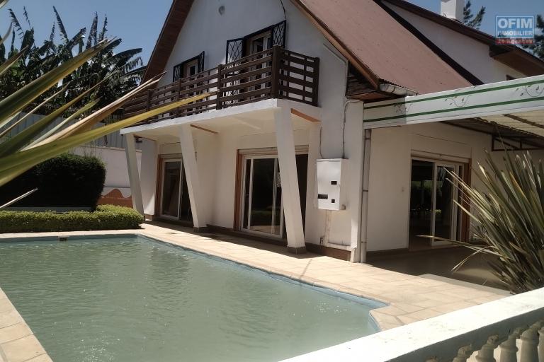 Une grande propriété de 1 876 m2 avec piscine à Ambohobao Antehiroka- Antananarivo