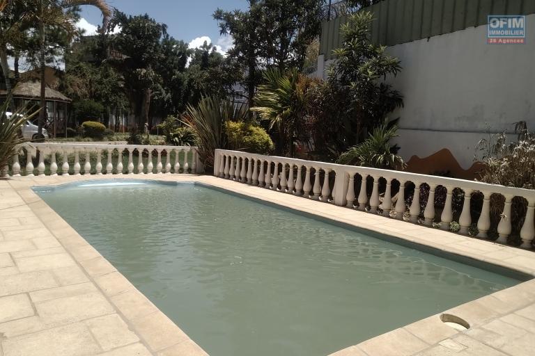 Une grande propriété de 1 876 m2 avec piscine à Ambohobao Antehiroka- Antananarivo