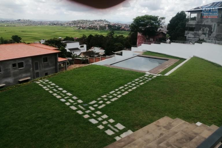 Villa à étageF4 neuve avec piscine sise à Ankadivory Ambohijanahary avec une très belle vue, air libre