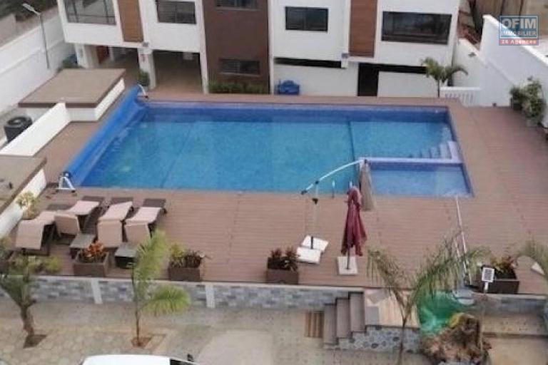 A louer un appartement de type T3 à usage mixte au rez de chaussé d'un immeuble de standing avec piscine sis à Imerinafovoany Talatamaty