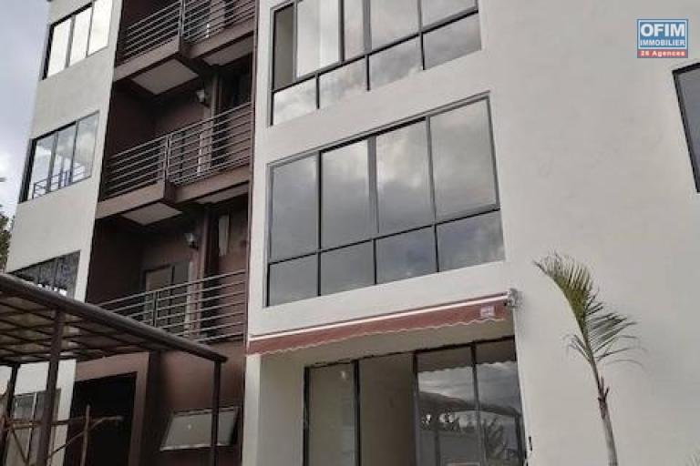 A louer un appartement de type T3 à usage mixte au rez de chaussé d'un immeuble de standing avec piscine sis à Imerinafovoany Talatamaty. (NON DISPONIBLE)