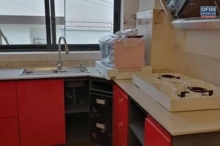A louer un appartement de type T3 à usage mixte au rez de chaussé d'un immeuble de standing avec piscine sis à Imerinafovoany Talatamaty. (NON DISPONIBLE)