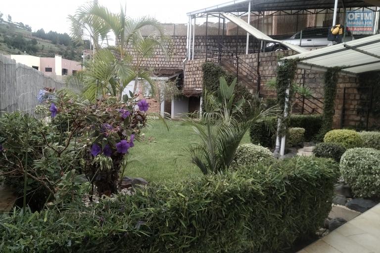 Villa F5 à étage avec piscine dans une résidence sécurisée à Ambatobe- Antananarivo