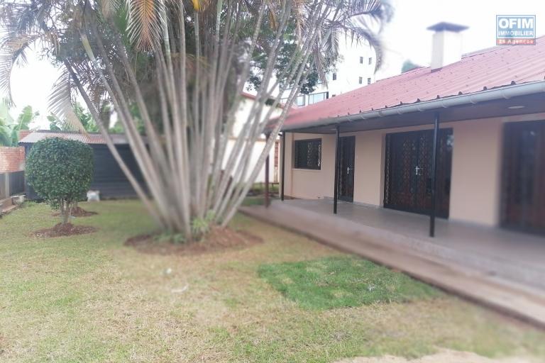 &Agrave; louer une villa plain pied de type F5 dans un quartier calme &agrave; 5mn de l'&eacute;cole primaire Fran&ccedil;aise B, &agrave; 10 du lyc&eacute;e fran&ccedil;ais d'Ambatobe et non loin du centre ville sis &agrave; Soavimbahoaka.