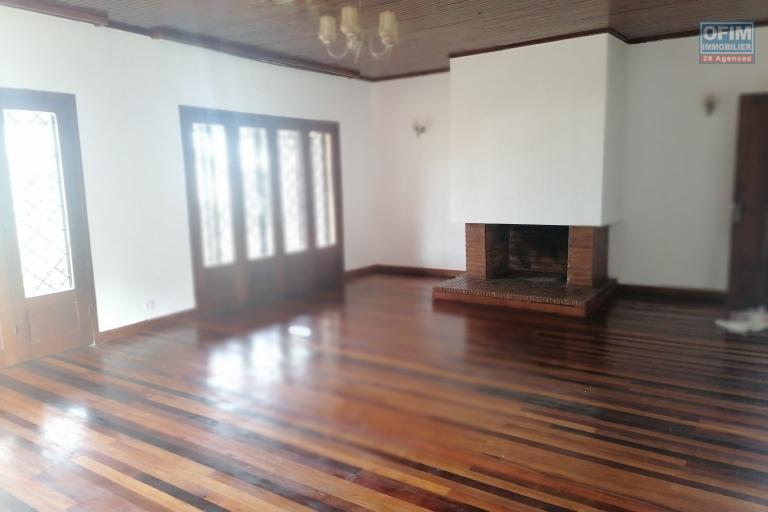 &Agrave; louer une villa plain pied de type F5 dans un quartier calme &agrave; 5mn de l'&eacute;cole primaire Fran&ccedil;aise B, &agrave; 10 du lyc&eacute;e fran&ccedil;ais d'Ambatobe et non loin du centre ville sis &agrave; Soavimbahoaka.