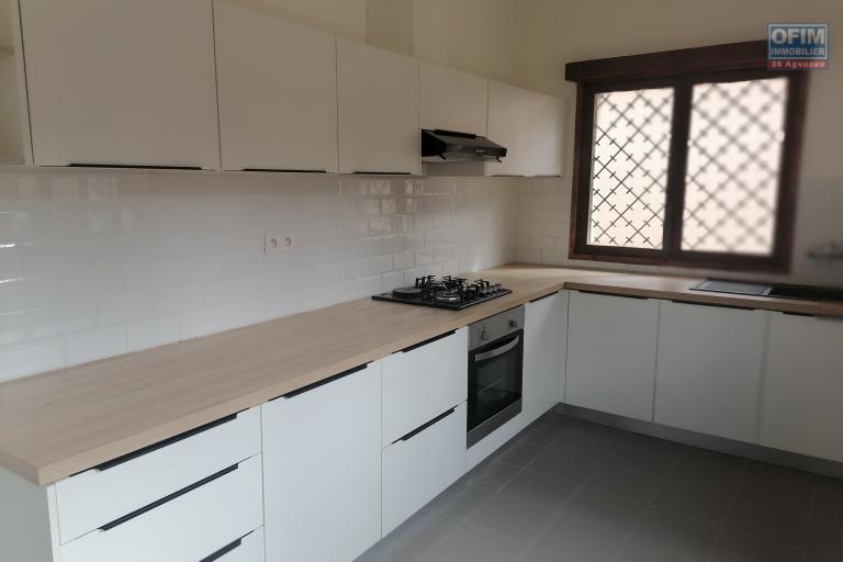 &Agrave; louer une villa plain pied de type F5 dans un quartier calme &agrave; 5mn de l'&eacute;cole primaire Fran&ccedil;aise B, &agrave; 10 du lyc&eacute;e fran&ccedil;ais d'Ambatobe et non loin du centre ville sis &agrave; Soavimbahoaka.