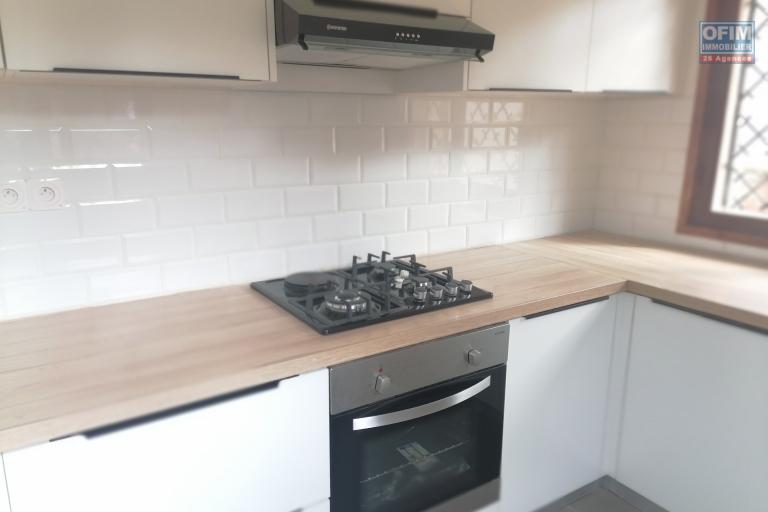 &Agrave; louer une villa plain pied de type F5 dans un quartier calme &agrave; 5mn de l'&eacute;cole primaire Fran&ccedil;aise B, &agrave; 10 du lyc&eacute;e fran&ccedil;ais d'Ambatobe et non loin du centre ville sis &agrave; Soavimbahoaka.