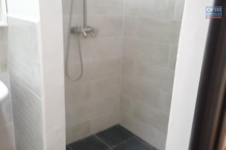 &Agrave; louer une villa plain pied de type F5 dans un quartier calme &agrave; 5mn de l'&eacute;cole primaire Fran&ccedil;aise B, &agrave; 10 du lyc&eacute;e fran&ccedil;ais d'Ambatobe et non loin du centre ville sis &agrave; Soavimbahoaka.