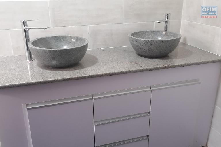 &Agrave; louer une villa plain pied de type F5 dans un quartier calme &agrave; 5mn de l'&eacute;cole primaire Fran&ccedil;aise B, &agrave; 10 du lyc&eacute;e fran&ccedil;ais d'Ambatobe et non loin du centre ville sis &agrave; Soavimbahoaka.