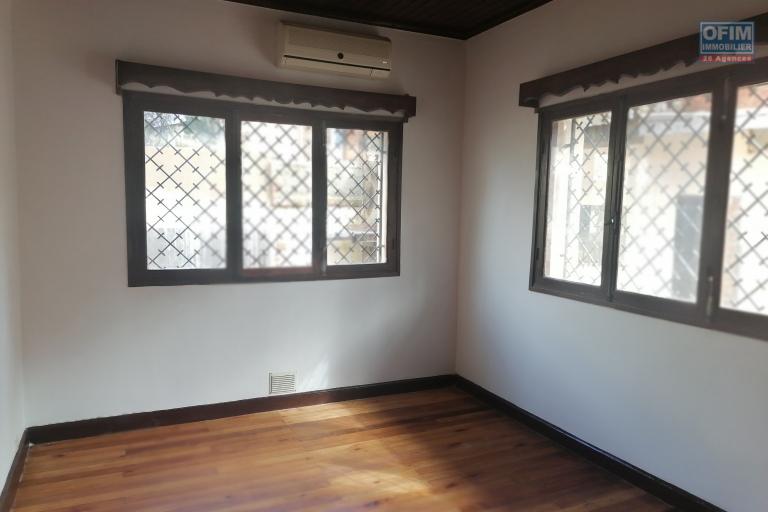 &Agrave; louer une villa plain pied de type F5 dans un quartier calme &agrave; 5mn de l'&eacute;cole primaire Fran&ccedil;aise B, &agrave; 10 du lyc&eacute;e fran&ccedil;ais d'Ambatobe et non loin du centre ville sis &agrave; Soavimbahoaka.