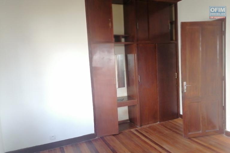 &Agrave; louer une villa plain pied de type F5 dans un quartier calme &agrave; 5mn de l'&eacute;cole primaire Fran&ccedil;aise B, &agrave; 10 du lyc&eacute;e fran&ccedil;ais d'Ambatobe et non loin du centre ville sis &agrave; Soavimbahoaka.