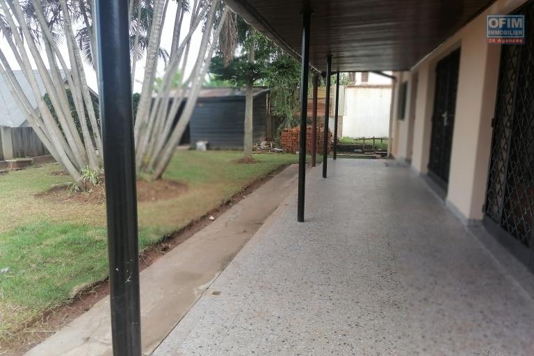 &Agrave; louer une villa plain pied de type F5 dans un quartier calme &agrave; 5mn de l'&eacute;cole primaire Fran&ccedil;aise B, &agrave; 10 du lyc&eacute;e fran&ccedil;ais d'Ambatobe et non loin du centre ville sis &agrave; Soavimbahoaka.