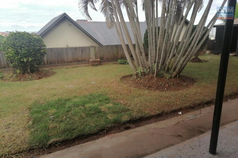 À louer une villa plain pied de type F5 dans un quartier calme à 5mn de l'école primaire Française B, à 10 du lycée français d'Ambatobe et non loin du centre ville sis à Soavombahoaka