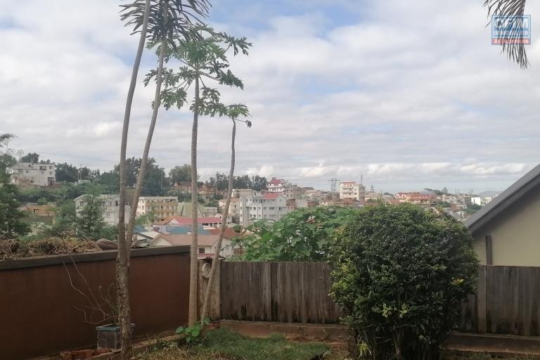 &Agrave; louer une villa plain pied de type F5 dans un quartier calme &agrave; 5mn de l'&eacute;cole primaire Fran&ccedil;aise B, &agrave; 10 du lyc&eacute;e fran&ccedil;ais d'Ambatobe et non loin du centre ville sis &agrave; Soavimbahoaka.