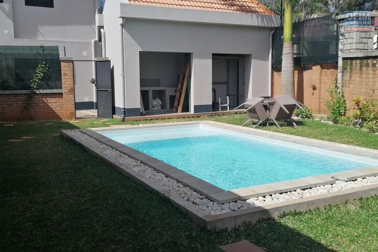 À louer une villa de standing type F5 dans un quartier calme et résidentiel de Mandrosoa Ivato avec piscine ( NON DISPONIBLE )