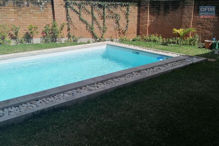 À louer une villa de standing type F5 dans un quartier calme et résidentiel de Mandrosoa Ivato avec piscine ( NON DISPONIBLE )