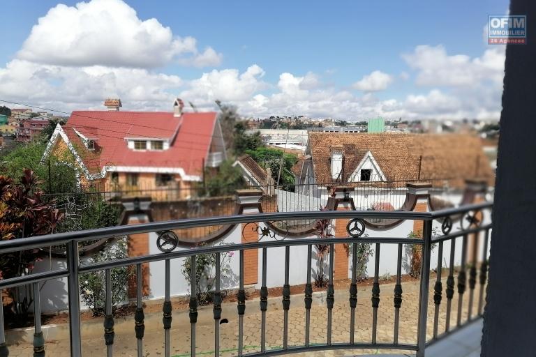 À louer une villa à étage de type F6 dans un quartier calme et résidentiel sis à Ambatolampy Ambohibao (NON DISPONIBLE)