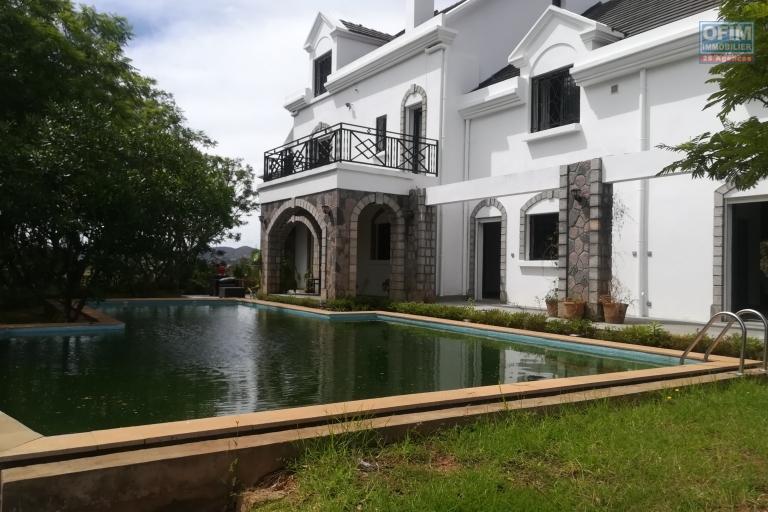 Une grande villa neuve F8 avec piscine à débordement dans un parc arboré avec étang à Ambolokandrina