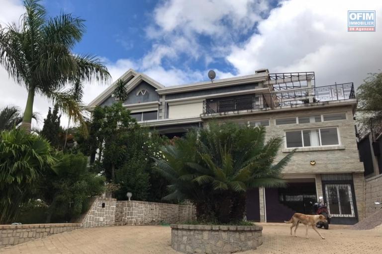 À louer une grande villa à étage de type F6 avec piscine et immense jardin bâti sur un terrain de 1500 m2 dans un quartier calme avec une vue dégagée imprenable sis à Ambohibao Ambohijanahary non loin de l'école primaire française C Ambohibao et l'aéropor