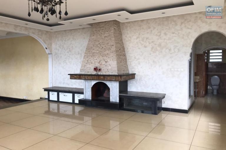 &Agrave; louer une grande villa &agrave; &eacute;tage de type F6 avec piscine et immense jardin, terrain de 1500 m2 avec une vue d&eacute;gag&eacute;e imprenable sis &agrave; Ambohibao Ambohijanahary non loin de l'&eacute;cole primaire fran&ccedil;aise C et l'a&eacute;roport