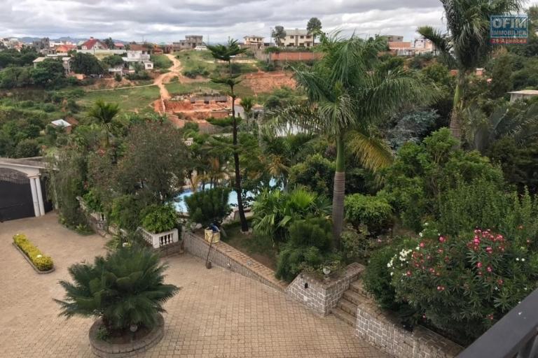 &Agrave; louer une grande villa &agrave; &eacute;tage de type F6 avec piscine et immense jardin, terrain de 1500 m2 avec une vue d&eacute;gag&eacute;e imprenable sis &agrave; Ambohibao Ambohijanahary non loin de l'&eacute;cole primaire fran&ccedil;aise C et l'a&eacute;roport