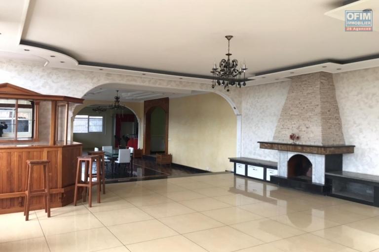 &Agrave; louer une grande villa &agrave; &eacute;tage de type F6 avec piscine et immense jardin, terrain de 1500 m2 avec une vue d&eacute;gag&eacute;e imprenable sis &agrave; Ambohibao Ambohijanahary non loin de l'&eacute;cole primaire fran&ccedil;aise C et l'a&eacute;roport