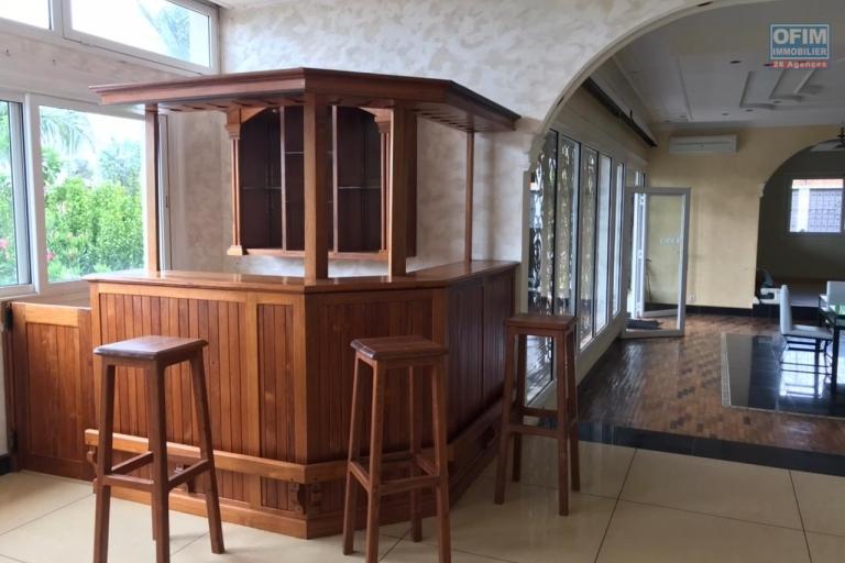 &Agrave; louer une grande villa &agrave; &eacute;tage de type F6 avec piscine et immense jardin, terrain de 1500 m2 avec une vue d&eacute;gag&eacute;e imprenable sis &agrave; Ambohibao Ambohijanahary non loin de l'&eacute;cole primaire fran&ccedil;aise C et l'a&eacute;roport