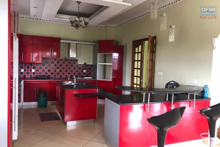 &Agrave; louer une grande villa &agrave; &eacute;tage de type F6 avec piscine et immense jardin, terrain de 1500 m2 avec une vue d&eacute;gag&eacute;e imprenable sis &agrave; Ambohibao Ambohijanahary non loin de l'&eacute;cole primaire fran&ccedil;aise C et l'a&eacute;roport