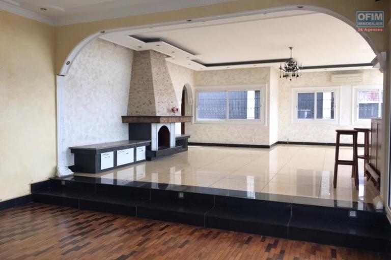 &Agrave; louer une grande villa &agrave; &eacute;tage de type F6 avec piscine et immense jardin, terrain de 1500 m2 avec une vue d&eacute;gag&eacute;e imprenable sis &agrave; Ambohibao Ambohijanahary non loin de l'&eacute;cole primaire fran&ccedil;aise C et l'a&eacute;roport