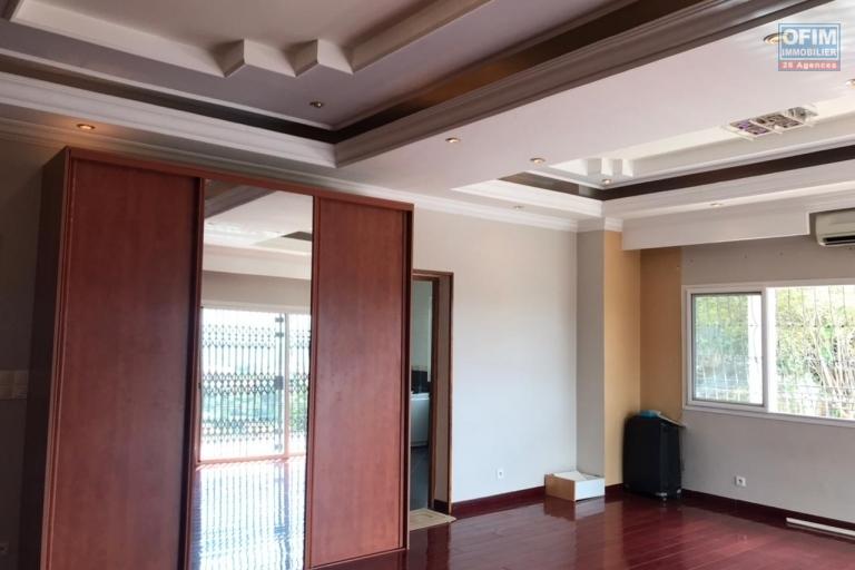 &Agrave; louer une grande villa &agrave; &eacute;tage de type F6 avec piscine et immense jardin, terrain de 1500 m2 avec une vue d&eacute;gag&eacute;e imprenable sis &agrave; Ambohibao Ambohijanahary non loin de l'&eacute;cole primaire fran&ccedil;aise C et l'a&eacute;roport