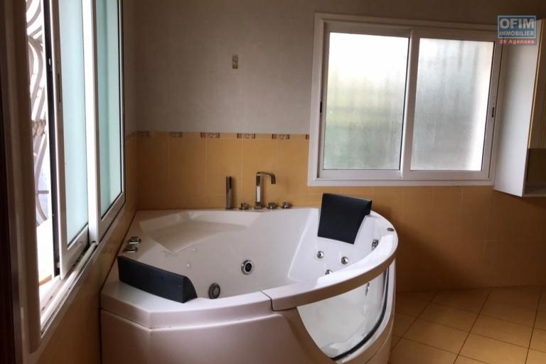 &Agrave; louer une grande villa &agrave; &eacute;tage de type F6 avec piscine et immense jardin, terrain de 1500 m2 avec une vue d&eacute;gag&eacute;e imprenable sis &agrave; Ambohibao Ambohijanahary non loin de l'&eacute;cole primaire fran&ccedil;aise C et l'a&eacute;roport