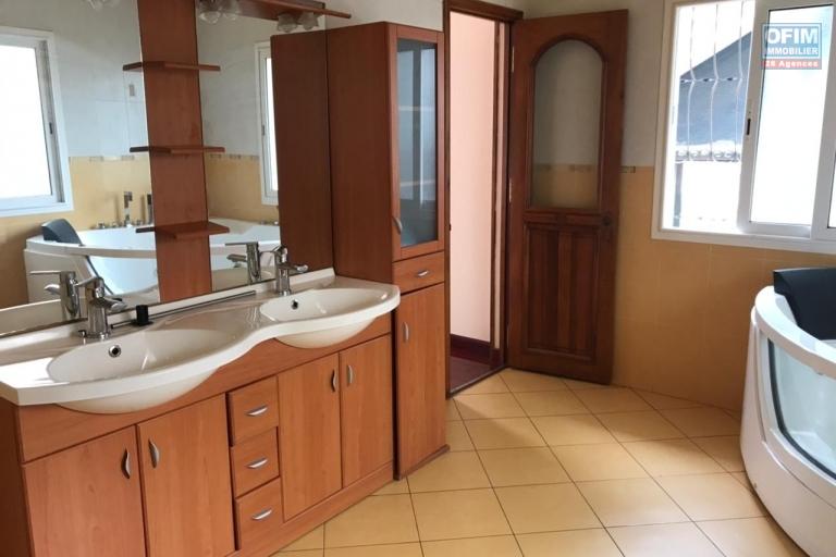 &Agrave; louer une grande villa &agrave; &eacute;tage de type F6 avec piscine et immense jardin, terrain de 1500 m2 avec une vue d&eacute;gag&eacute;e imprenable sis &agrave; Ambohibao Ambohijanahary non loin de l'&eacute;cole primaire fran&ccedil;aise C et l'a&eacute;roport