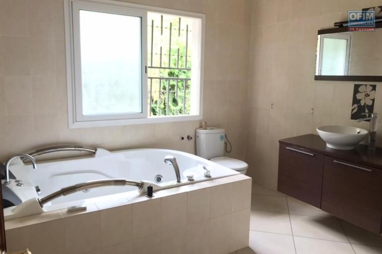 &Agrave; louer une grande villa &agrave; &eacute;tage de type F6 avec piscine et immense jardin, terrain de 1500 m2 avec une vue d&eacute;gag&eacute;e imprenable sis &agrave; Ambohibao Ambohijanahary non loin de l'&eacute;cole primaire fran&ccedil;aise C et l'a&eacute;roport