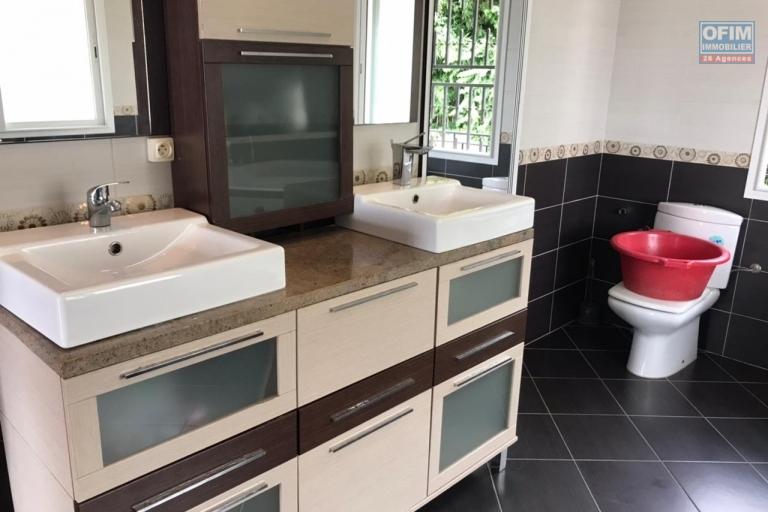 &Agrave; louer une grande villa &agrave; &eacute;tage de type F6 avec piscine et immense jardin, terrain de 1500 m2 avec une vue d&eacute;gag&eacute;e imprenable sis &agrave; Ambohibao Ambohijanahary non loin de l'&eacute;cole primaire fran&ccedil;aise C et l'a&eacute;roport