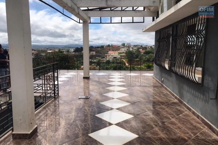 &Agrave; louer une grande villa &agrave; &eacute;tage de type F6 avec piscine et immense jardin, terrain de 1500 m2 avec une vue d&eacute;gag&eacute;e imprenable sis &agrave; Ambohibao Ambohijanahary non loin de l'&eacute;cole primaire fran&ccedil;aise C et l'a&eacute;roport