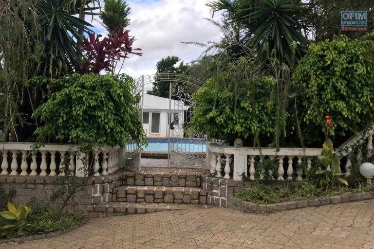 &Agrave; louer une grande villa &agrave; &eacute;tage de type F6 avec piscine et immense jardin, terrain de 1500 m2 avec une vue d&eacute;gag&eacute;e imprenable sis &agrave; Ambohibao Ambohijanahary non loin de l'&eacute;cole primaire fran&ccedil;aise C et l'a&eacute;roport