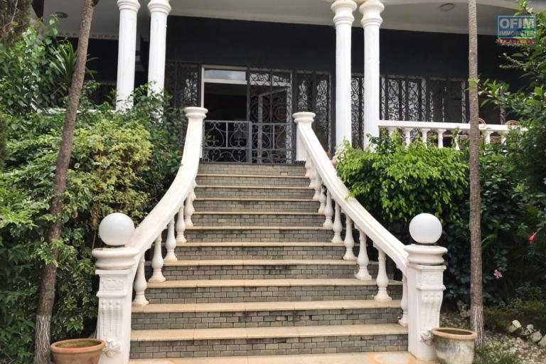 &Agrave; louer une grande villa &agrave; &eacute;tage de type F6 avec piscine et immense jardin, terrain de 1500 m2 avec une vue d&eacute;gag&eacute;e imprenable sis &agrave; Ambohibao Ambohijanahary non loin de l'&eacute;cole primaire fran&ccedil;aise C et l'a&eacute;roport