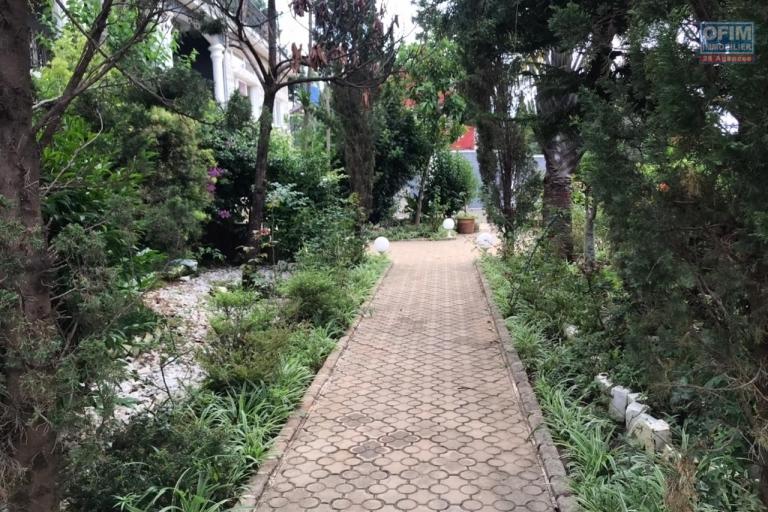 &Agrave; louer une grande villa &agrave; &eacute;tage de type F6 avec piscine et immense jardin, terrain de 1500 m2 avec une vue d&eacute;gag&eacute;e imprenable sis &agrave; Ambohibao Ambohijanahary non loin de l'&eacute;cole primaire fran&ccedil;aise C et l'a&eacute;roport