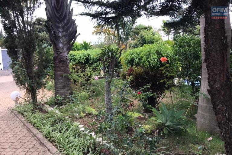 À louer une grande villa à étage de type F6 avec piscine et immense jardin bâti sur un terrain de 1500 m2 dans un quartier calme avec une vue dégagée imprenable sis à Ambohibao Ambohijanahary non loin de l'école primaire française C Ambohibao et l'aéropor