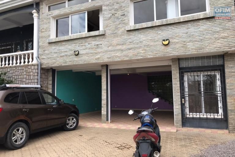 &Agrave; louer une grande villa &agrave; &eacute;tage de type F6 avec piscine et immense jardin, terrain de 1500 m2 avec une vue d&eacute;gag&eacute;e imprenable sis &agrave; Ambohibao Ambohijanahary non loin de l'&eacute;cole primaire fran&ccedil;aise C et l'a&eacute;roport
