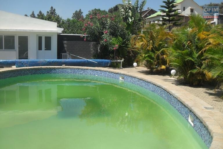 À louer une grande villa à étage de type F6 avec piscine et immense jardin bâti sur un terrain de 1500 m2 dans un quartier calme avec une vue dégagée imprenable sis à Ambohibao Ambohijanahary non loin de l'école primaire française C Ambohibao et l'aéropor