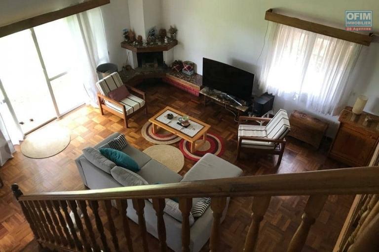 OFIM immobilier offre en location une charmante villa à étage meublée et équipée sur un terrain de 2500m2 sis à Ambohimangakely et vers la route RN2