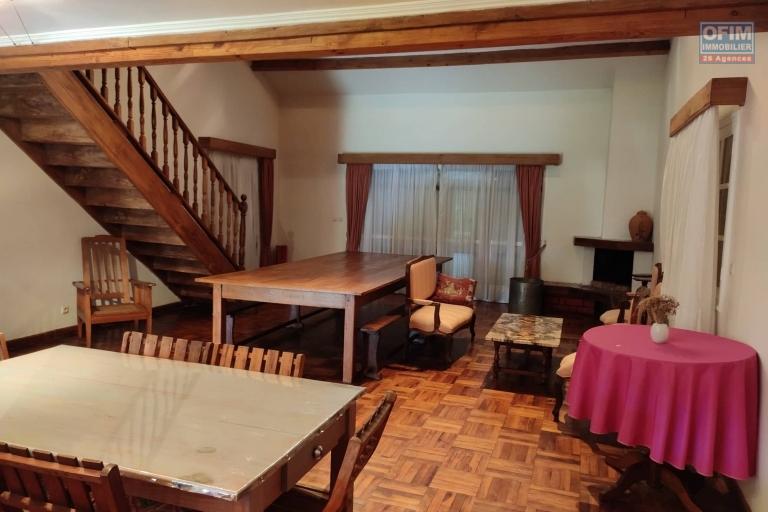 OFIM immobilier offre en location une charmante villa à étage meublée et équipée sur un terrain de 2500m2 sis à Ambohimangakely et vers la route RN2.( F3 disponible)