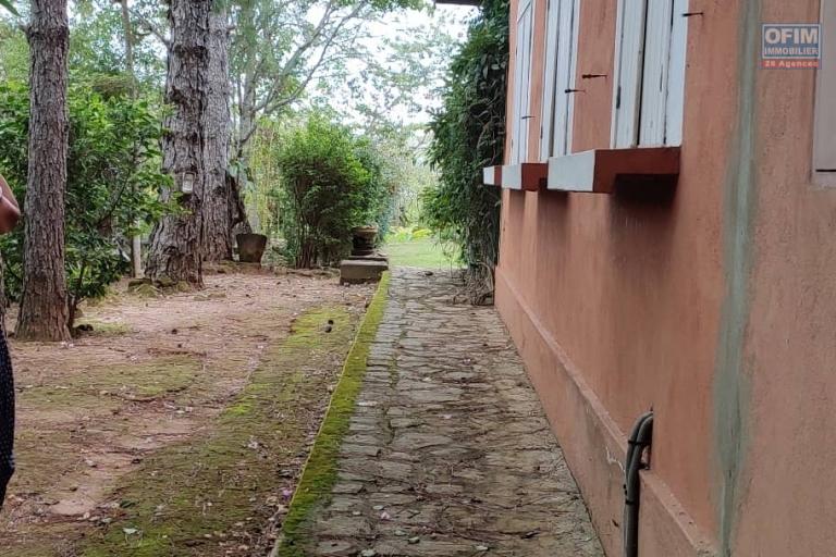 OFIM immobilier offre en location une charmante villa à étage meublée et équipée sur un terrain de 2500m2 sis à Ambohimangakely et vers la route RN2